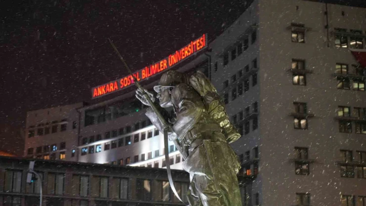 Başkentliler sahura karla uyandı