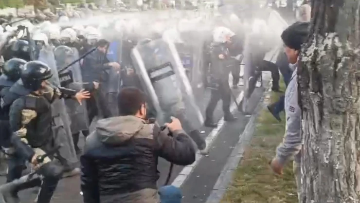 Batman'da belediye binasına girmeye çalışan gruba polisten müdahale: 75 gözaltı