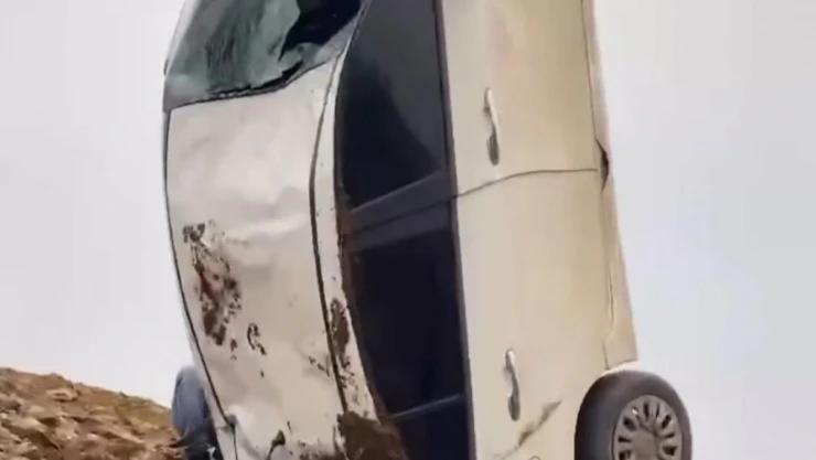 Batman'da sürücüsünün direksiyon hakimiyetini kaybettiği otomobil sulama kanalına düştü