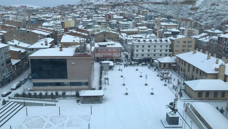 Bayburt pazar gününe kar yağışıyla uyandı