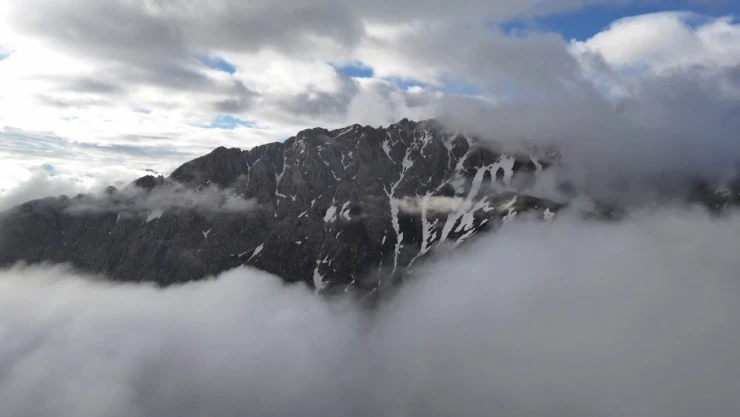 Bayburt'ta dağlar sis bulutlarıyla kaplandı!