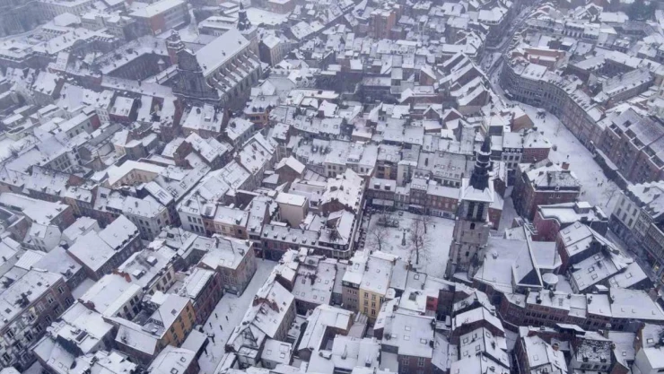 Belçika'da yoğun kar yağışı: Seferler askıya alındı