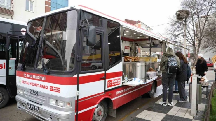 Belediyeden öğrencilere çay ve simit ikramı
