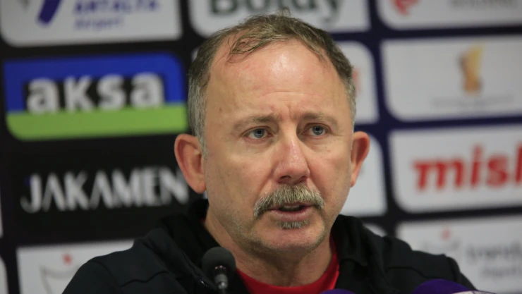 Beşiktaş, Futbol A Takımının Teknik Direktörlüğüne Sergen Yalçın'ın getirildiğini Kamuyu Aydınlatma Platformu'na bildirdi