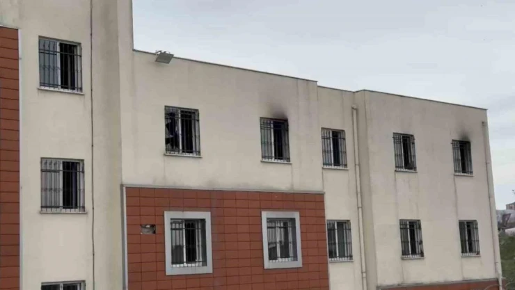 Beylikdüzü'nde Çocuk destek merkezinde korkutan yangın: 10 çocuk tahliye edildi