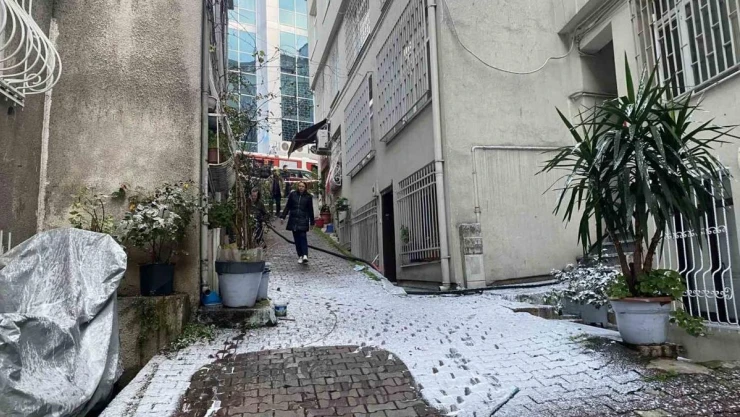 Beyoğlu'nda binada çıkan yangın korkuttu: Mahsur kalan yaşlı kadın kurtarıldı