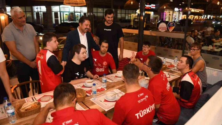 Beypazarı Belediye Başkanı Kasap, gümüş madalya kazanan sporcular ile bir araya geldi