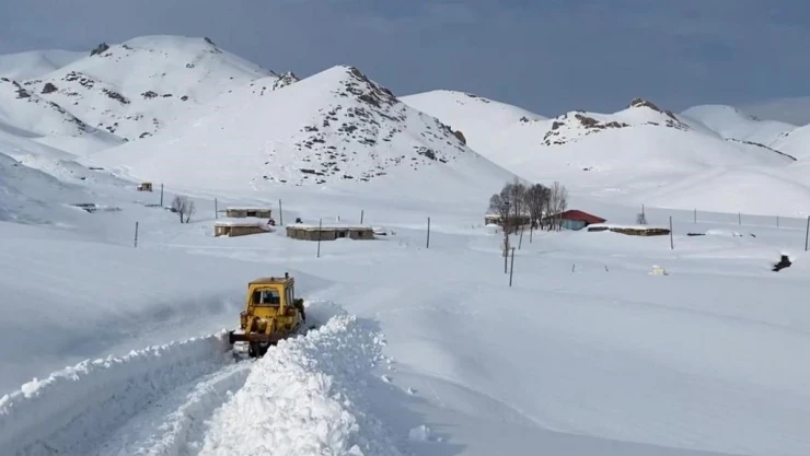Beytüşşebap'ta ekipler yaylada kalan 4 aile için yolları açıyor