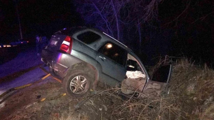Bilecik'te alkollü sürücünün kullandığı araç köprüden aşağı düştü, 2 yaralı