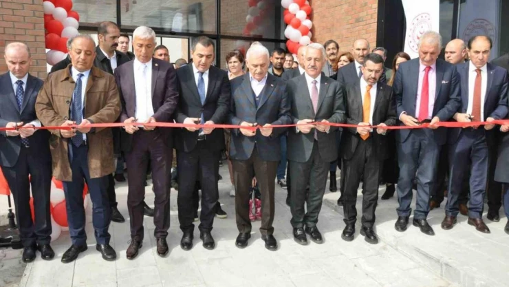Binali Yıldırım, Gündüzlü Engelli Bakım Merkezinin açılışını yaptı