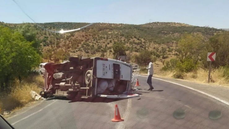 Bingöl'de minibüs yan yattı