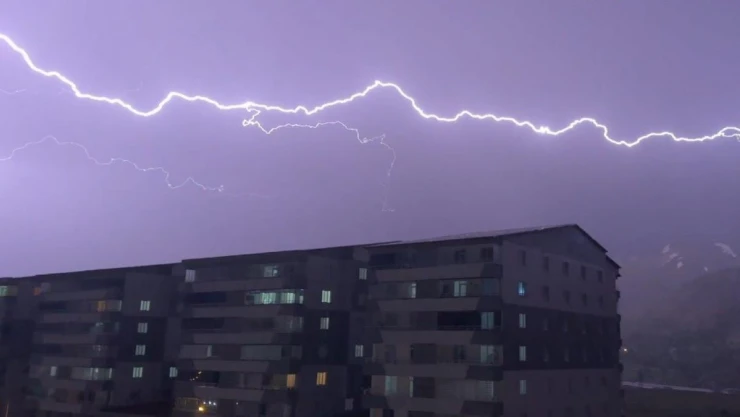 Bitlis'te şimşekler geceyi aydınlattı