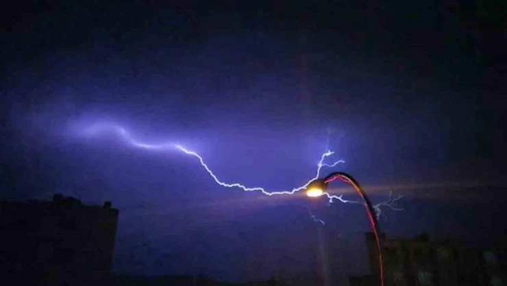 Bitlis'te şimşekler geceyi gündüze çevirdi