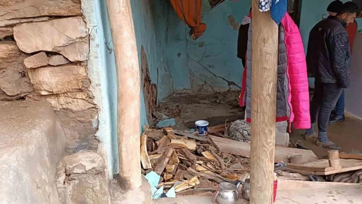 Bitlis'te yoğun yağışlardan dolayı meydana gelen göçükte 42 küçükbaş hayvan telef oldu