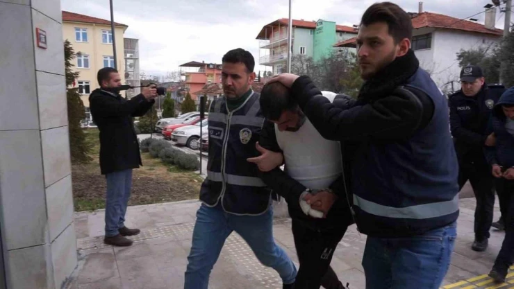 Boşandığı eşini önce vurup sonra bıçaklayarak öldüren şahıs ile 7 kişi adliyeye sevk edildi