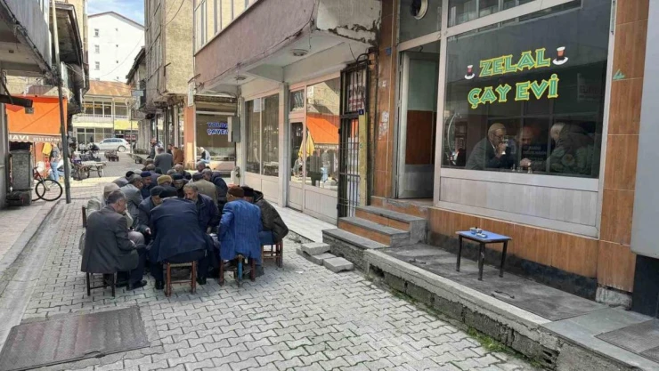 Bu kahvehanede 7'den 70'e herkes satranç oynuyor