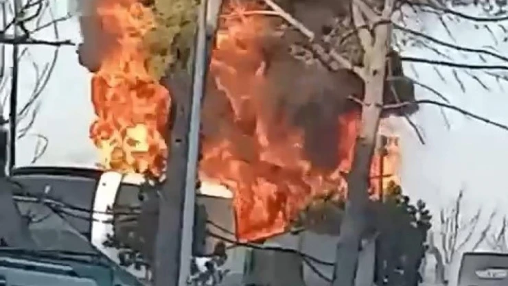 Bursa'da park halindeki otobüs alev alev yandı