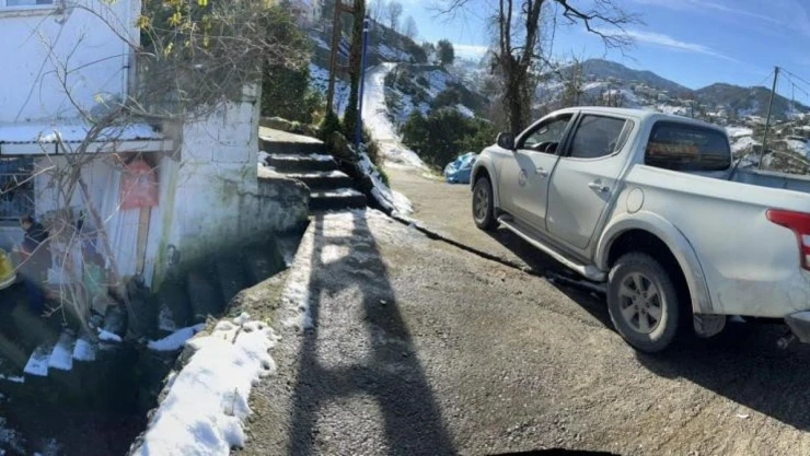 Büyükşehir ekipleri buzda kayarak ayağını kıran kadının yardımına koştu