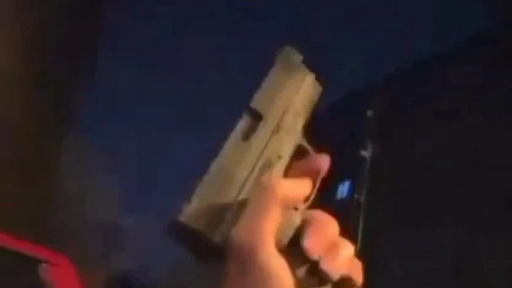 Canlı yayın açıp mahalle arasında havaya defalarca kez ateş etti