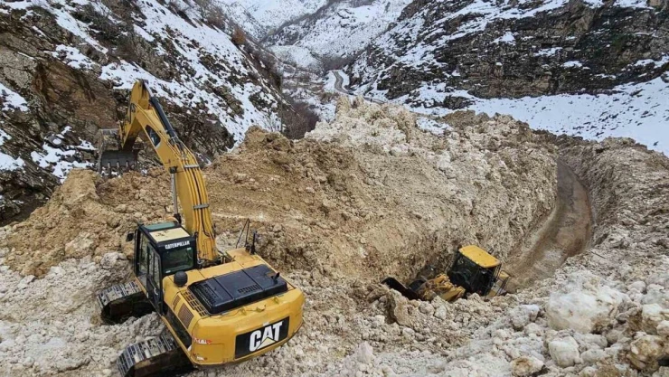 Çatak'ta çığlar düşmeye devam ediyor