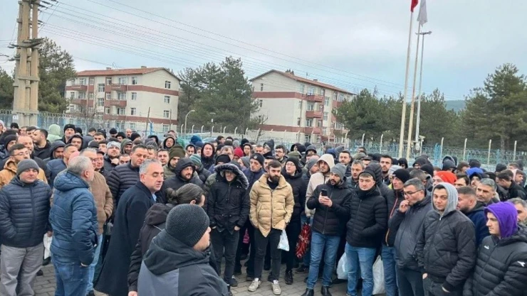 Çelikler Holding'e ait termik santrallerinde çalışan yüzlerce işçi eylem yaptı