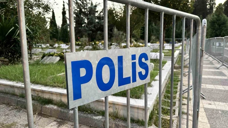 Cem Garipoğlu'nun mezarının çevresinde demir bariyerli önlem