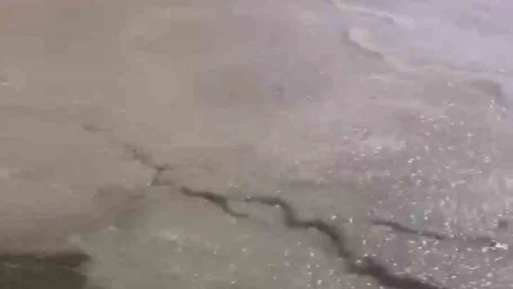 Çeşme'de sağanağın ardından dolu yağışı etkili oldu