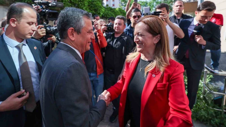 CHP Genel Başkanı Özel: 'Asgari ücret mücadelesi herkesin ekmek mücadelesidir'