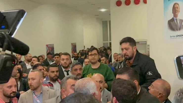 CHP Kurultayında partililer arasında yaşanan gergin anlar kamerada