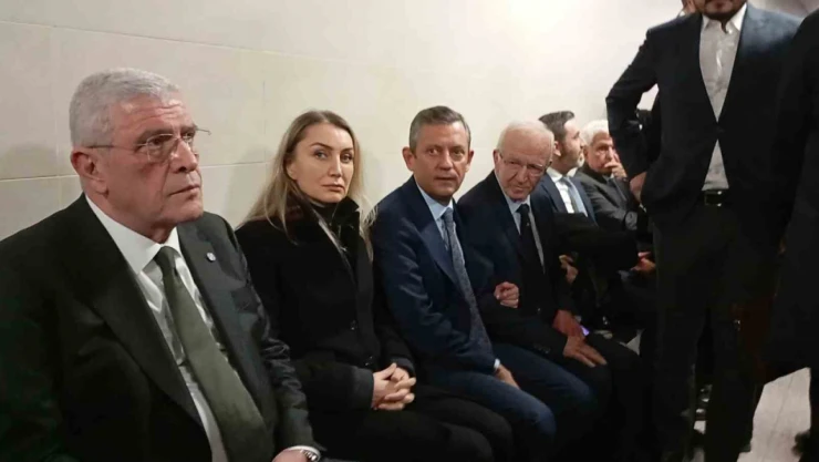 CHP Lideri Özgür Özel, Çağlayan'daki İstanbul Adalet Sarayı'na geldi