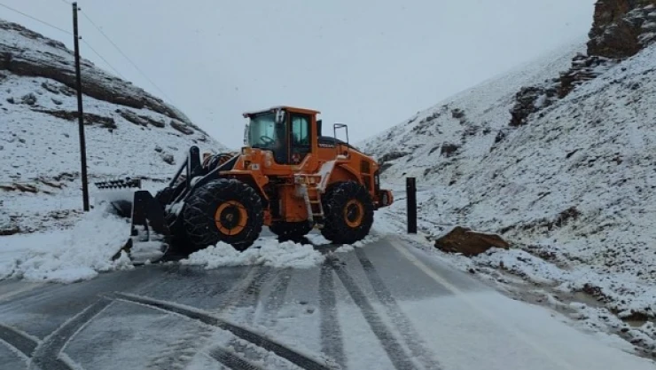 Çığ tehlikesi nedeniyle karayolları ekipleri yolu ulaşıma kapandı