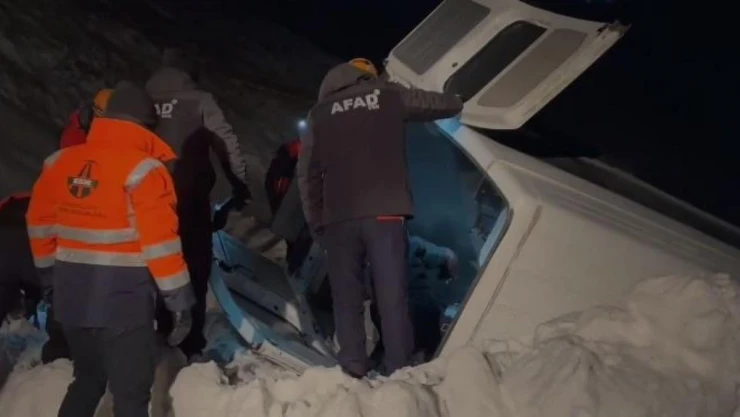 Çığın sürüklediği minibüs şarampole yuvarlandı: 1 ölü, 14 yaralı