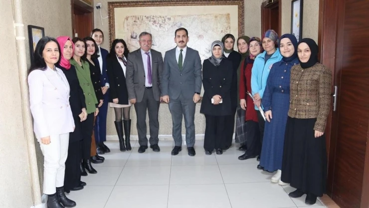 Çıldır Kaymakamı İpek, Kadınlar Gününü Karanfillerle Kutladı