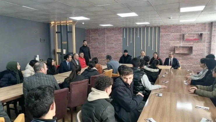 Çıldır Kaymakamı İpek öğrencilerle bir araya geldi