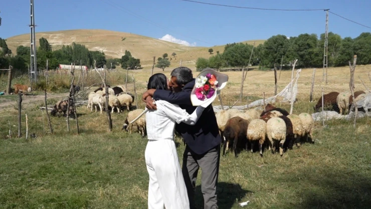 Çimen, YKS sevincini babasıyla çiçekli sürprizle paylaştı