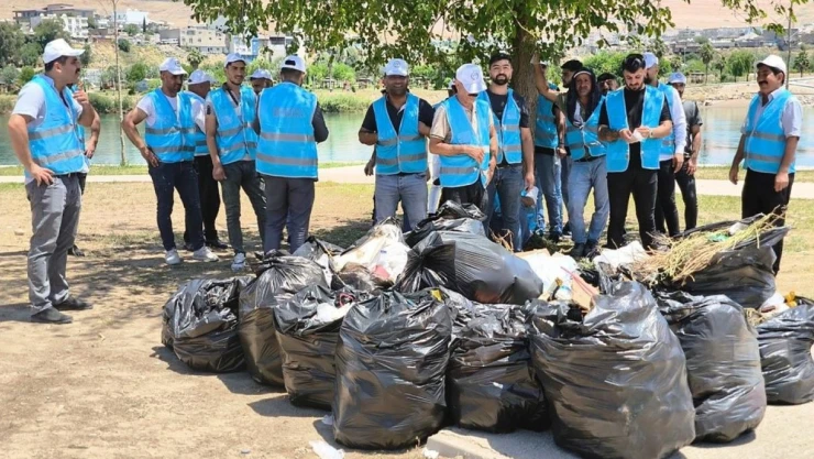 Cizre'de denetimli serbestlik yükümlüleri parkları temizledi