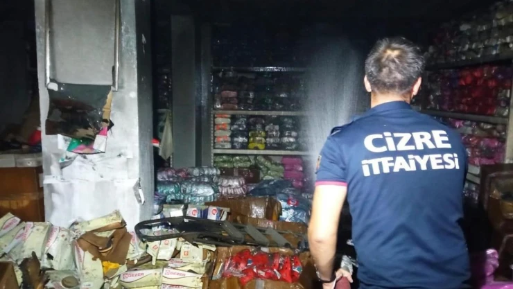 Cizre'de iş yerinde yangın