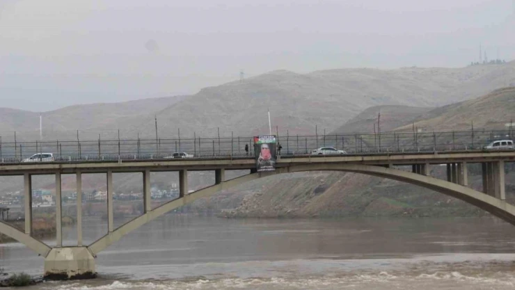 Cizre'de köprüye Ebu Ubeyde'nin posteri asıldı