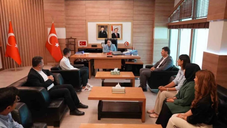 Cizre Kaymakamı LGS'de 500 puan alan öğrenciyi ödüllendirdi