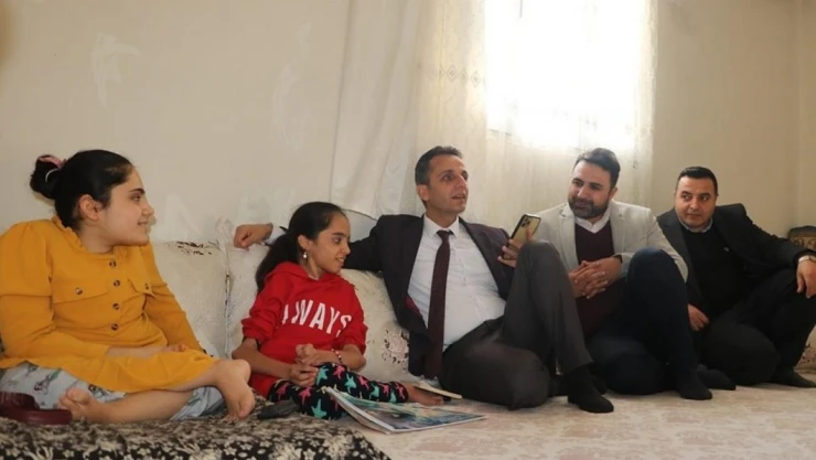 Cizre Milli Eğitim Şube Müdürü Gayirinal, evde eğitim alan öğrencilerle buluştu