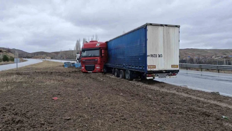 Çorum'da çelik halat yüklü tır orta refüje çıktı