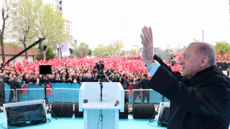 Cumhurbaşkanı Erdoğan: 'Ana muhalefetin genel başkanının yüzü kızarması gerekirken sağa sola siyasi ahlak dersi vermeye kalkıyor'