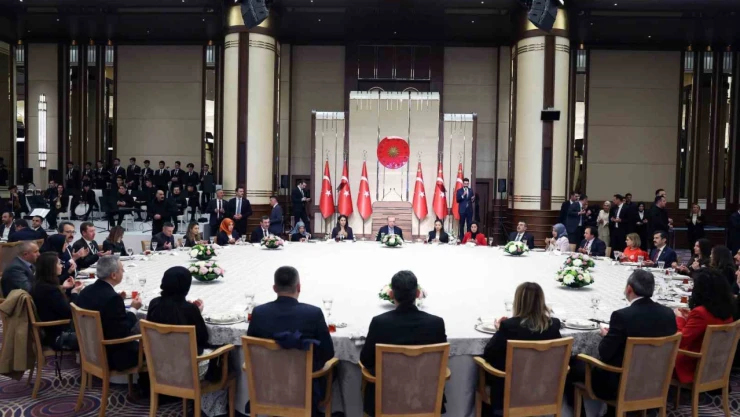 Cumhurbaşkanı Erdoğan: 'Nasıl ki FETÖ'ye, terör örgütlerine, bilumum marjinal yapılara kaptıracak evladımız yoksa siyaset tüccarlarının ihtiraslarına kurban edeceğimiz tek bir gencimiz de yoktur'