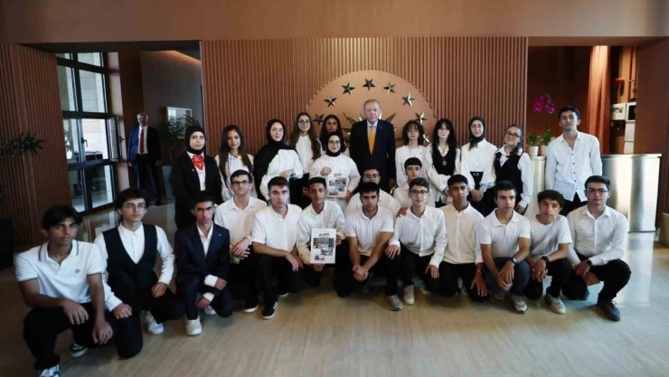 Cumhurbaşkanı Erdoğan, Ahlat'ta öğrencileri kabul etti