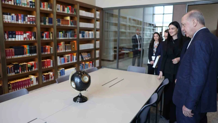 Cumhurbaşkanı Erdoğan AK Kütüphane'yi ziyaret etti