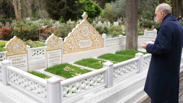 Cumhurbaşkanı Erdoğan, anne ve babasının kabirlerini ziyaret etti