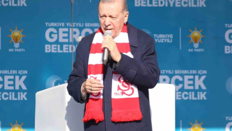 'Doğal olan normal doğum' yazılı pankartla çıkması sosyal medyada geniş yankı uyandırmıştı. Cumhurbaşkanı Recep Tayyip Erdoğan da pankartla ilgili paylaşım yaptı
