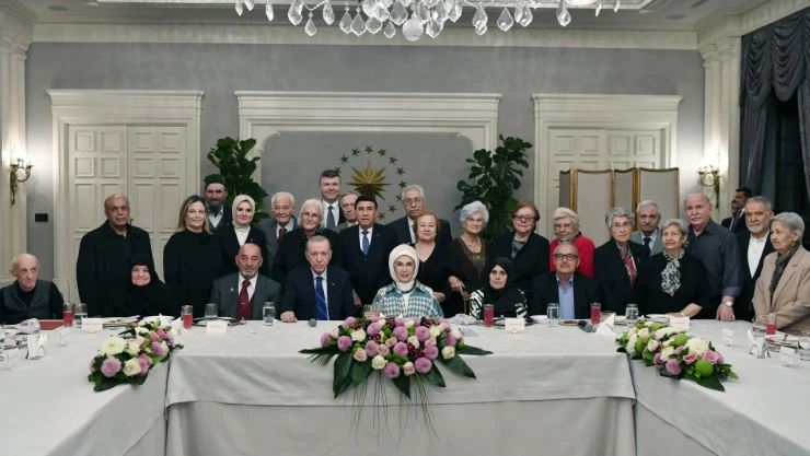 Cumhurbaşkanı Erdoğan'dan eşi Emine Erdoğan'ın yaşlılarla iftarına sürpriz ziyaret