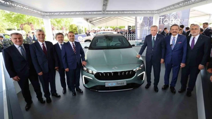 Cumhurbaşkanı Erdoğan, Togg'un yeni modeli T10F'i inceledi