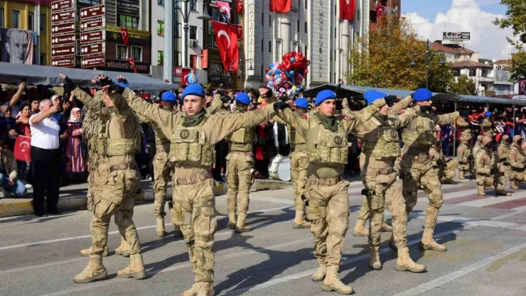 Cumhuriyet Bayramı'nda komandoların zeybek oyunu hayran bıraktı